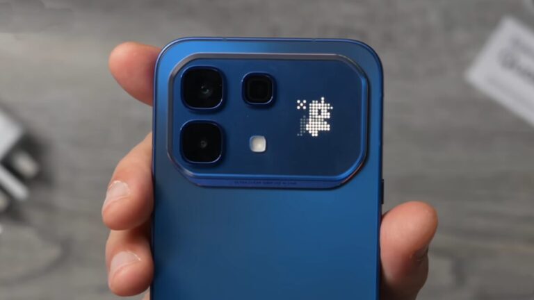 uma pessoa segurando um celular Infinix note 60 pro cor azul e fundo desfocado