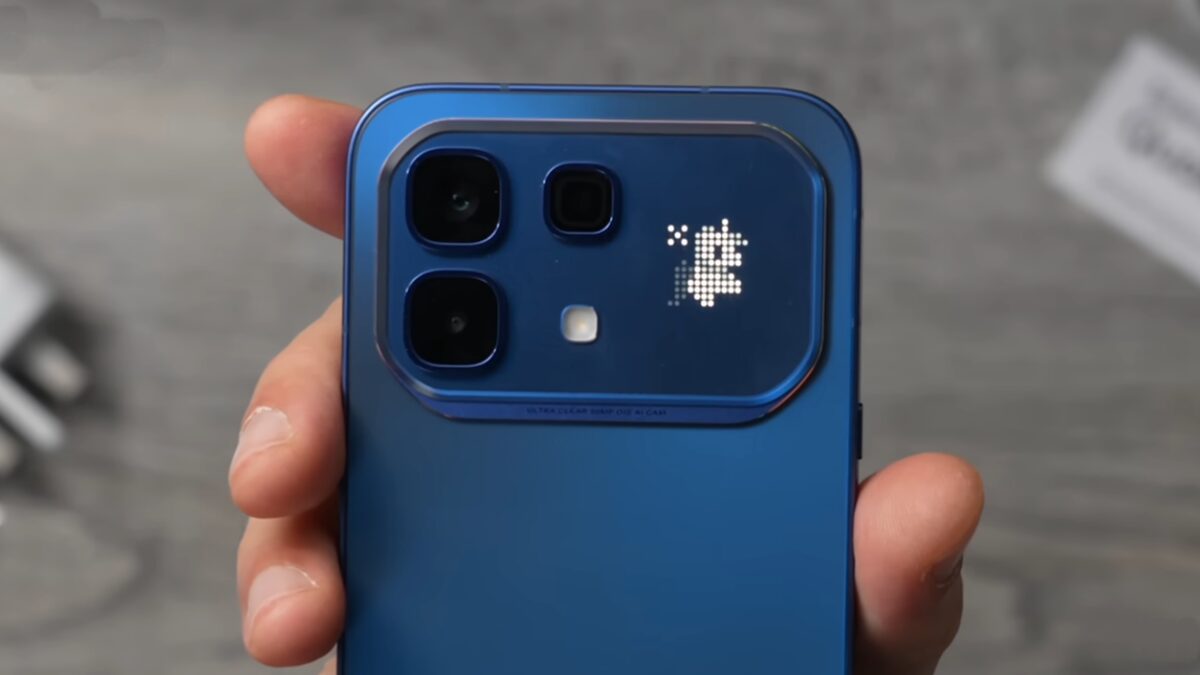 uma pessoa segurando um celular Infinix note 60 pro cor azul e fundo desfocado