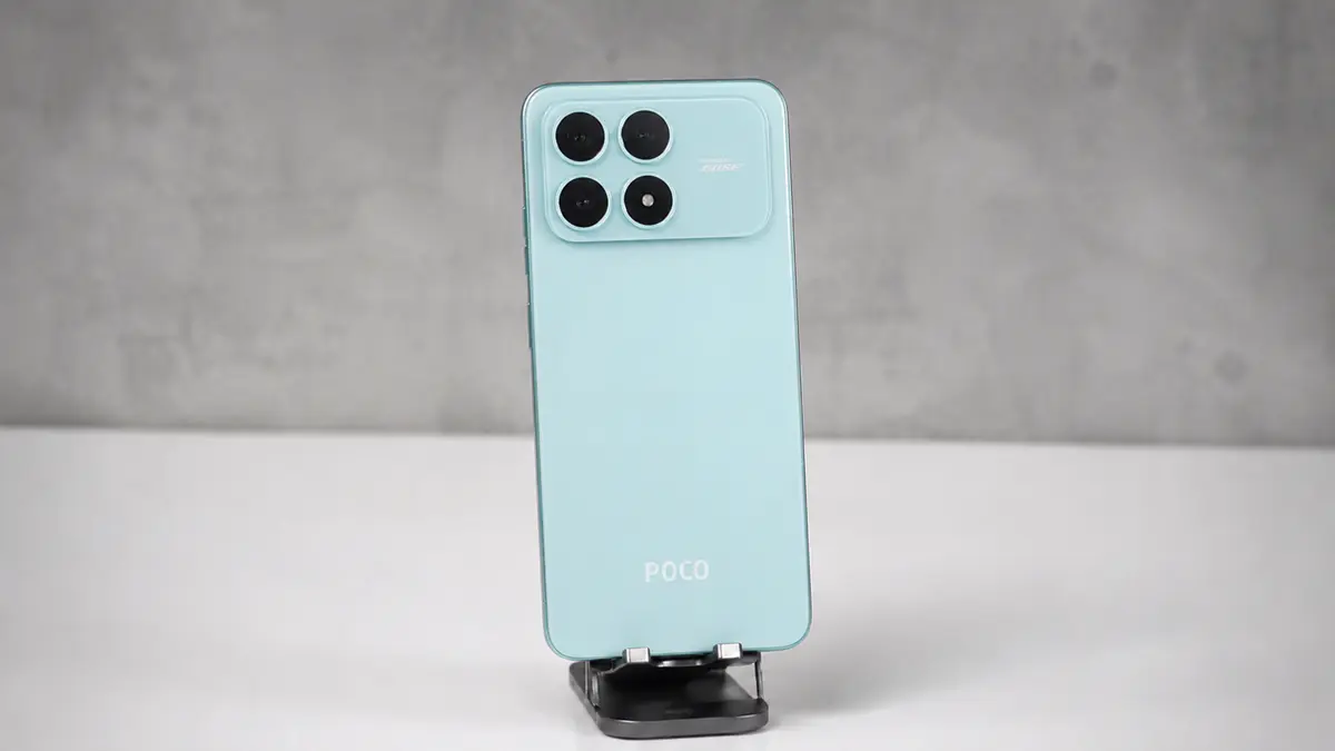 Os Únicos 5 Celulares Xiaomi Quem Valem a Pena Comprar em 2026 1 Smartphone Poco F8 Pro cor verde em um suporte fixo sobre uma bancada cor branca em um fundo cinza desfocado.