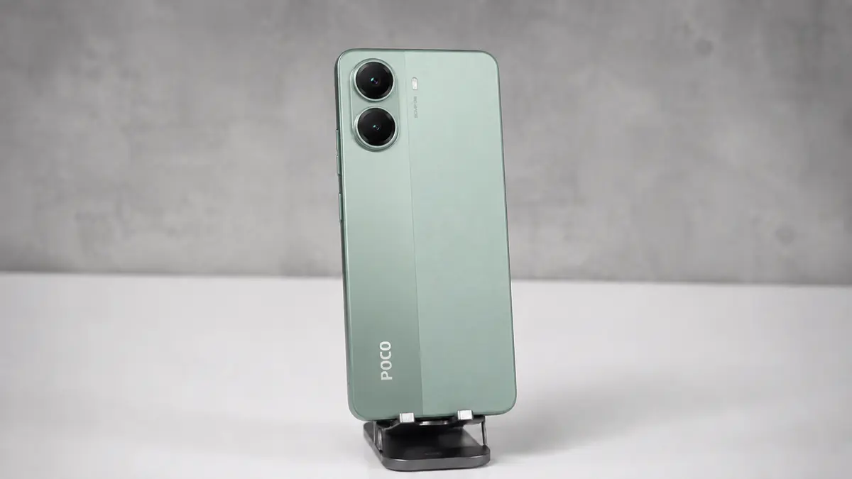 Os Únicos 5 Celulares Xiaomi Quem Valem a Pena Comprar em 2026 4 Smartphone Poco X7 Pro cor verde em um suporte fixo sobre uma bancada cor branca em um fundo cinza desfocado.
