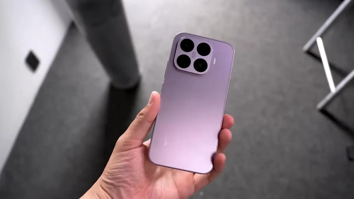 Xiaomi 17T: tudo o que sabemos sobre o novo lançamento da marca 3 uma pessoa segurando o smartphone xiaomi 17t 5g em um fundo cinza desfocado.