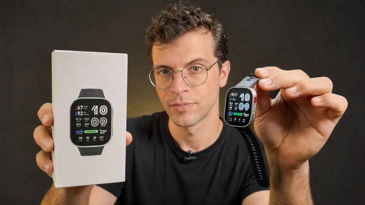 Uma pessoa segurando o smartwatch Amazfit BIP MAX nas mãos.