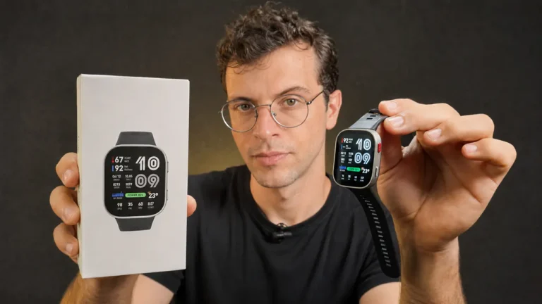Uma pessoa segurando o smartwatch Amazfit BIP MAX nas mãos.