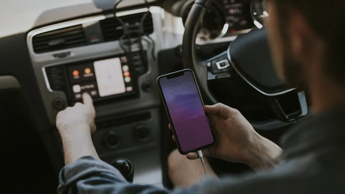 Android Auto vs Automotive: Qual é o melhor para você? 2 Uma pessoa usando app Android Auto vs Automotive no carro.