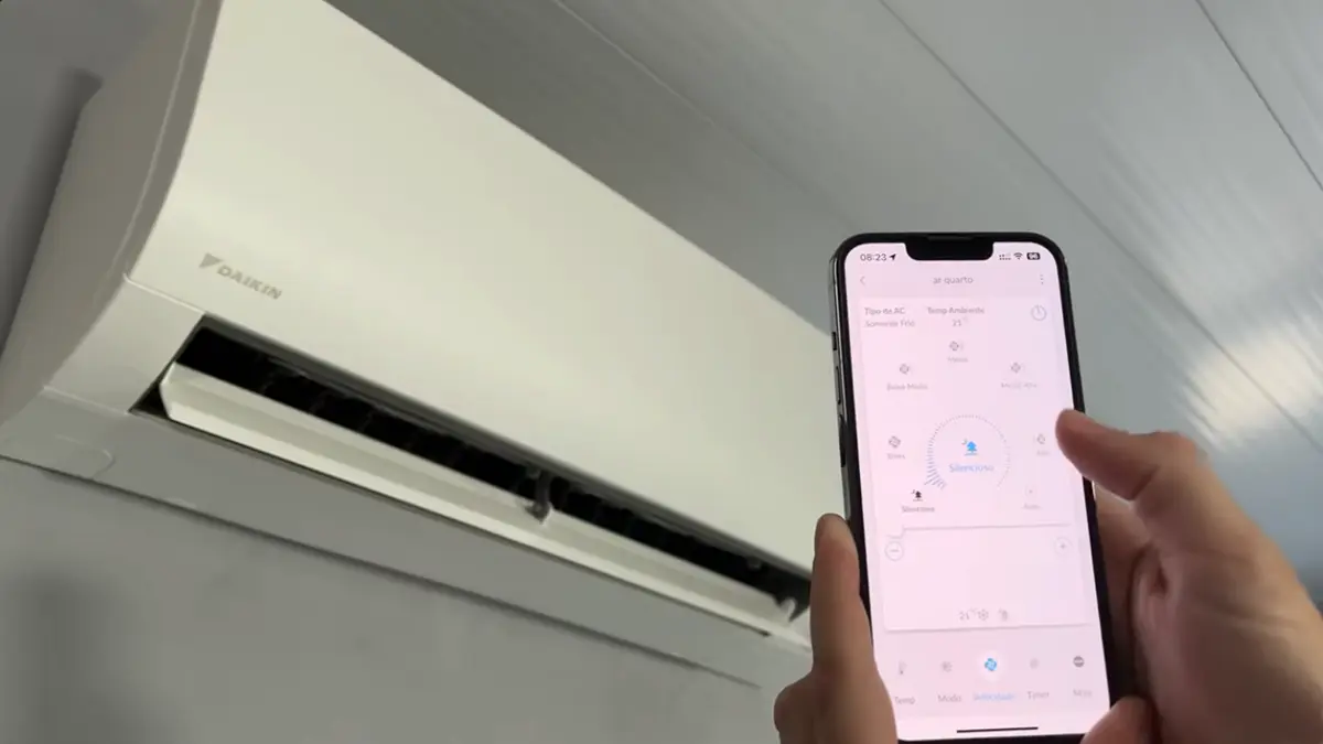 Ar Condicionado Daikin exibindo seu app na tela do celular