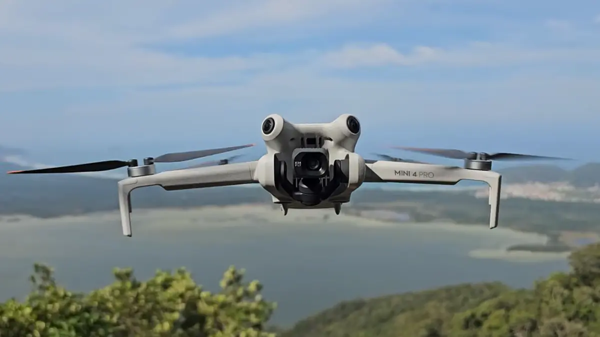 DJI Mini 4 Pro voando 