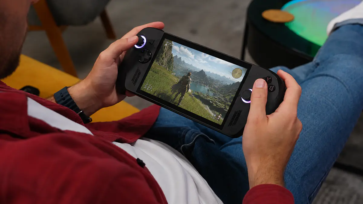 Uma pessoa sentada em um sofá jogando com o Rog Xbox Ally X 7