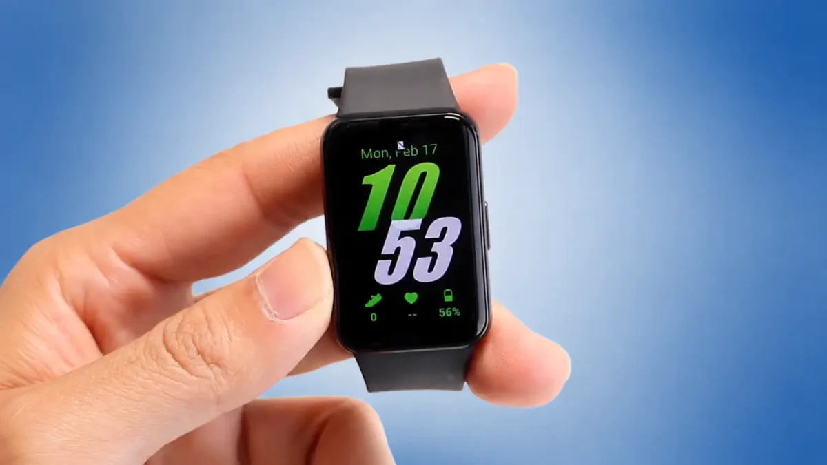 Uma pessoa segurando a Samsung Galaxy Watch Fit 3 nas mãos