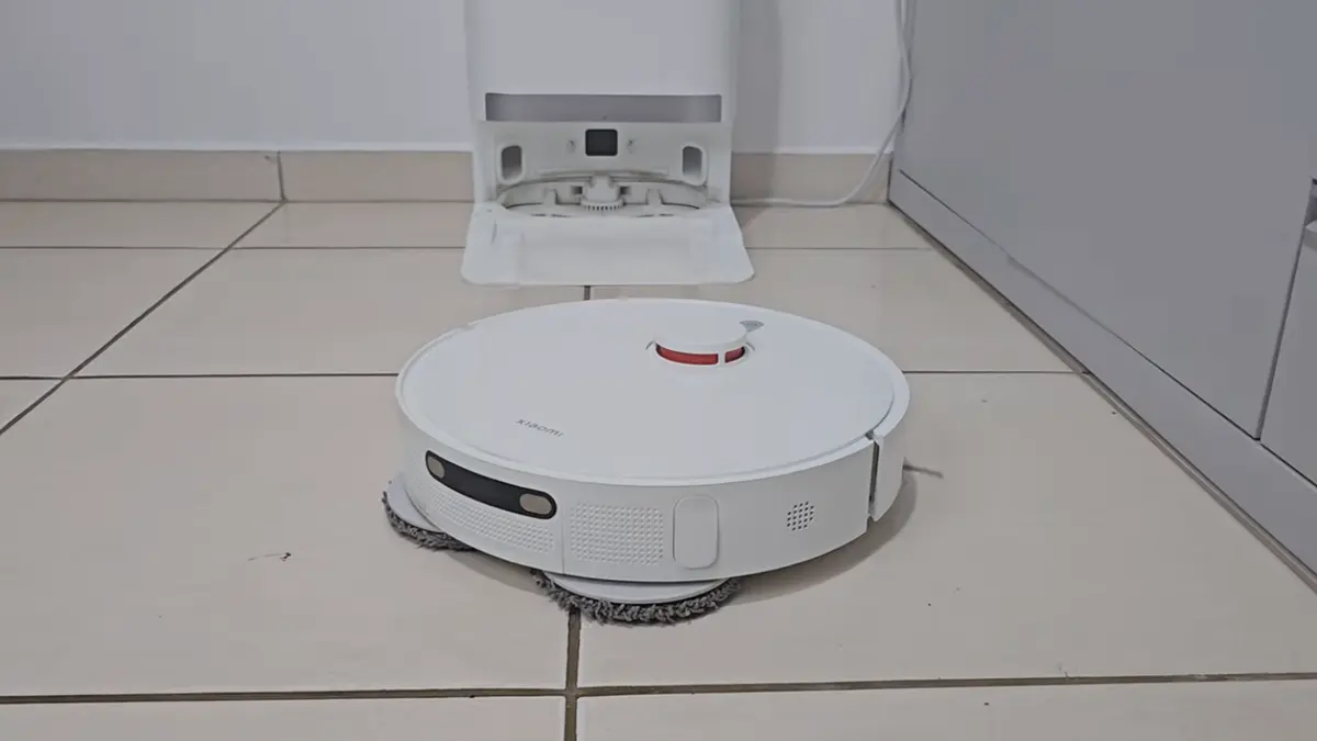 Robo Xiaomi X20 Plus em funcionamento limpando o chão da cozonha.