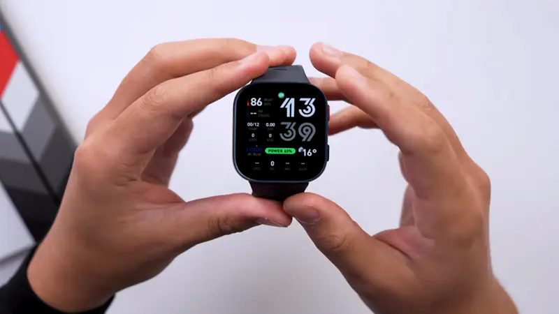 Uma pessoa com o Amazfit Bip Max entre as mãos em um fundo branco. 