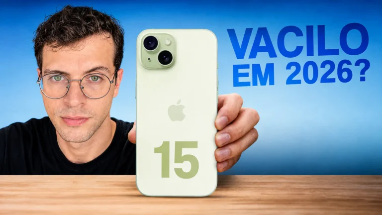 Uma pessoa segurando um iphone 15 sobre uma mesa de madeira.