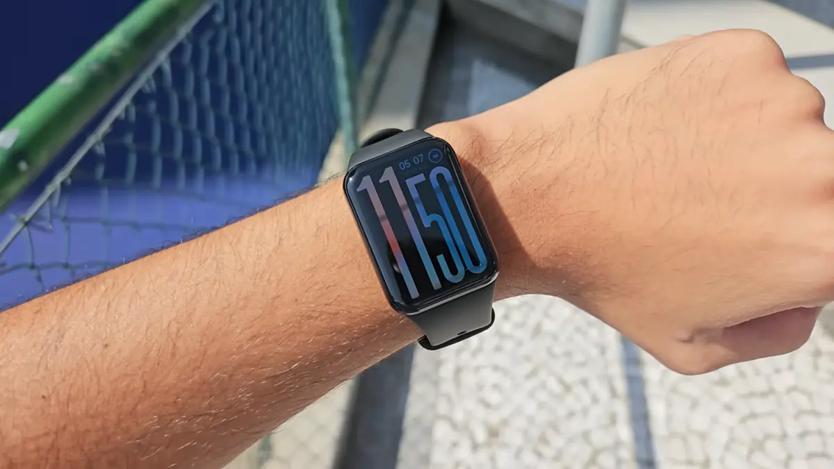 MI BAND 9 PRO: Testei Por 30 Dias, Será Que Valeu a Pena? 2 Uma pessoa com a smartband Mi band 9 pro no pulso.