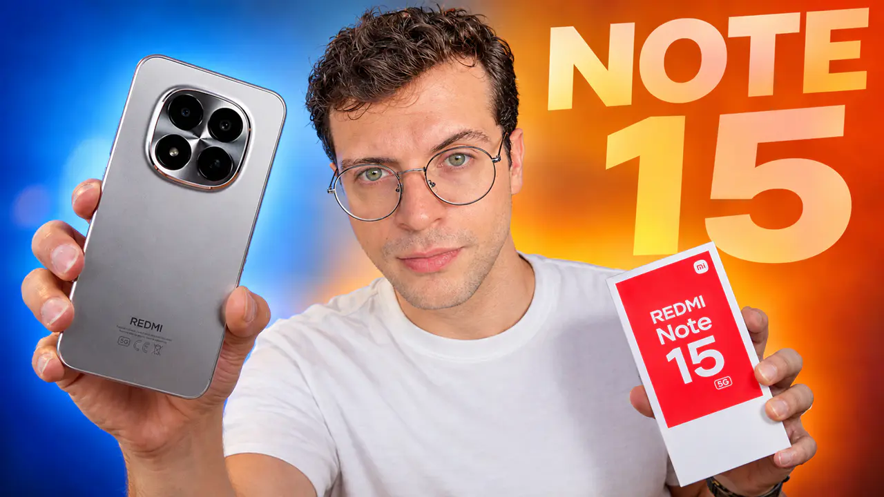 Uma pessoa segurando o redmi note 15 5g cor prata na mão direita e sua caixa na mão esquerda.