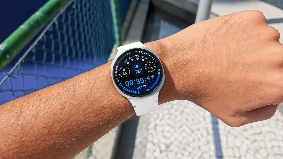 Uma pessoa com o smartwatch Samsung Galaxy Watch 8 no pulso.
