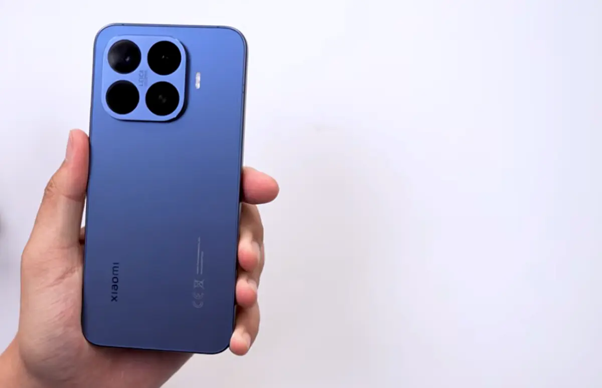 Xiaomi 17T Pro: O Novo flagship da Marca Vale o Preço? 2 Uma pessoa com expressão de surpesa segurando o Xiaomi 17T Pro cor azul.