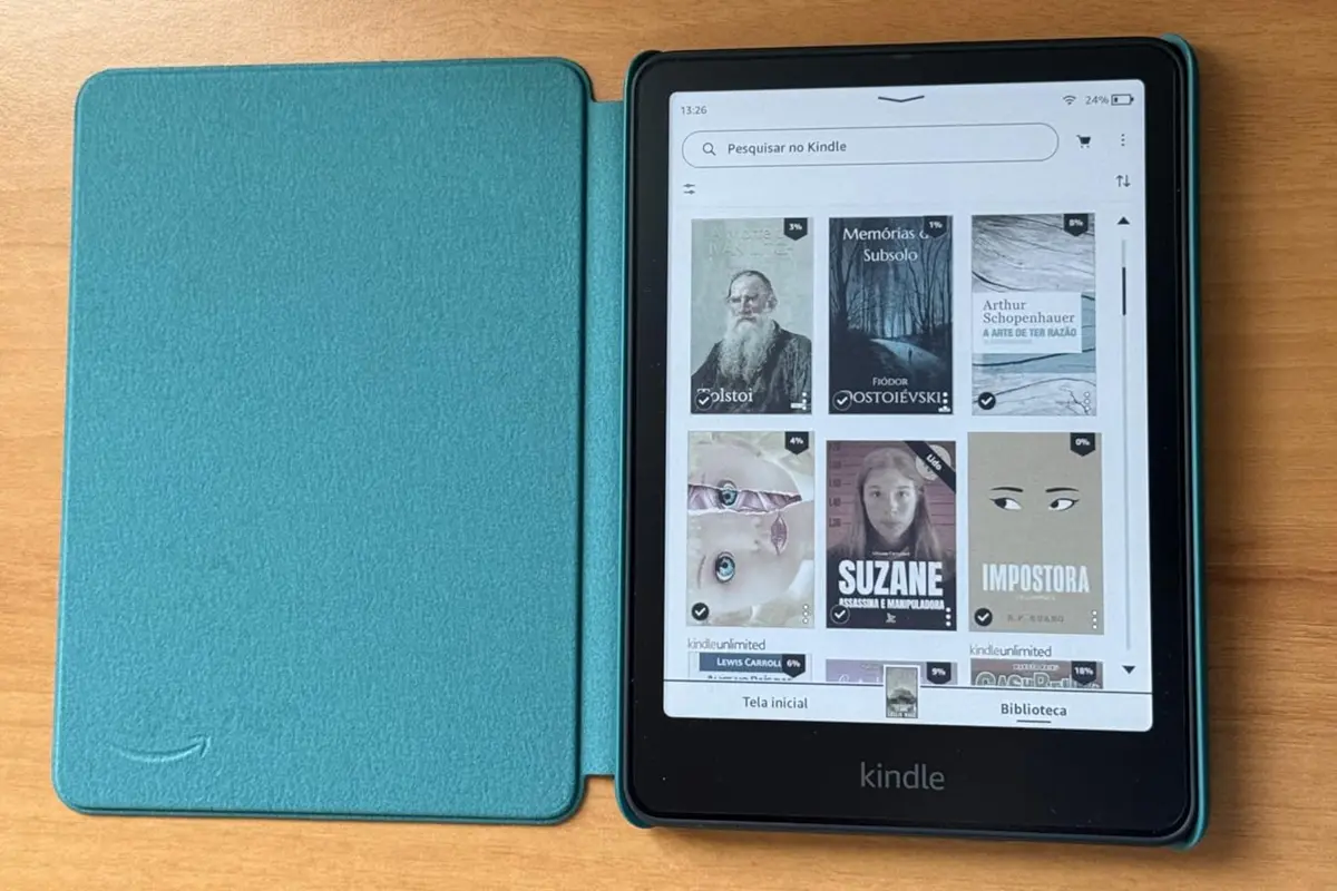Imagem do Amazon kindle colorsoft aberto em uma mesa de madeira.