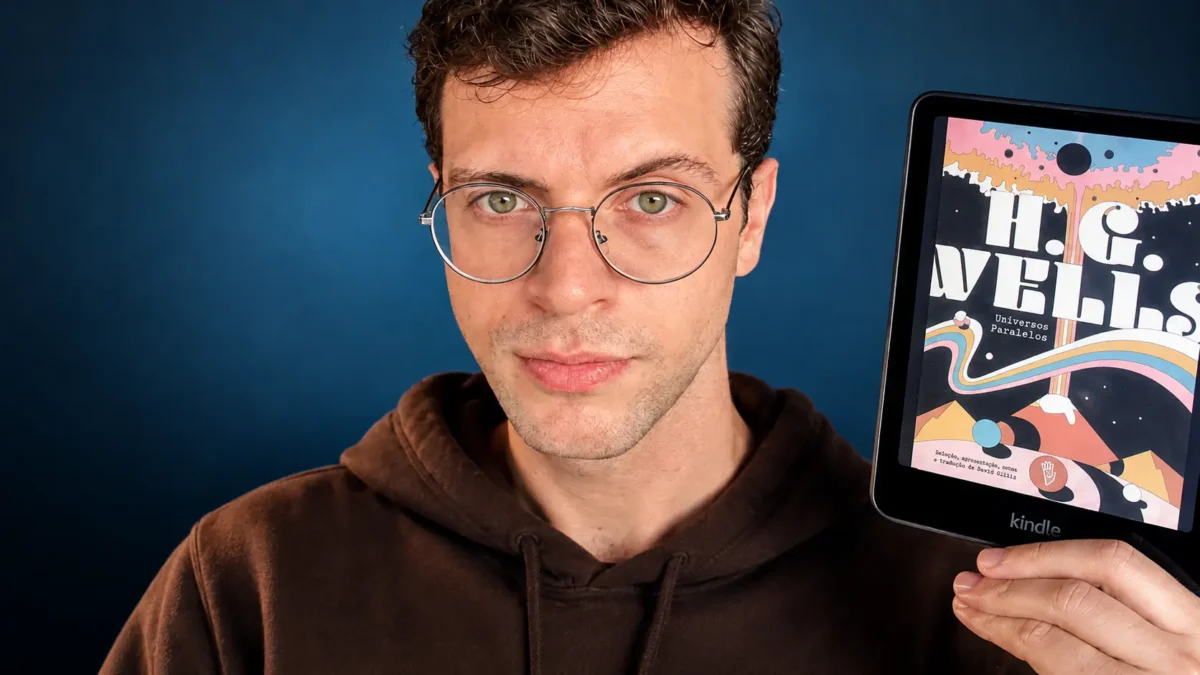 Uma pessoa usando oculos segurando o Amazon kindle colorsoft
