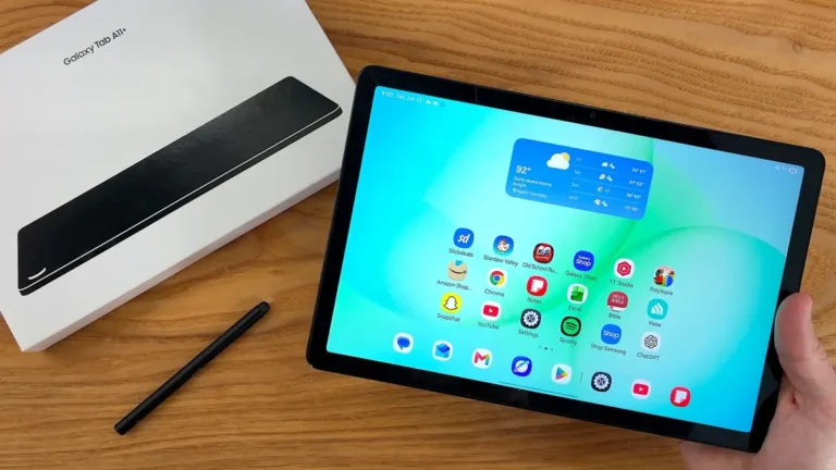 Tablet Samsung Galaxy Tab A11 Plus sobre uma mesa de madeira.