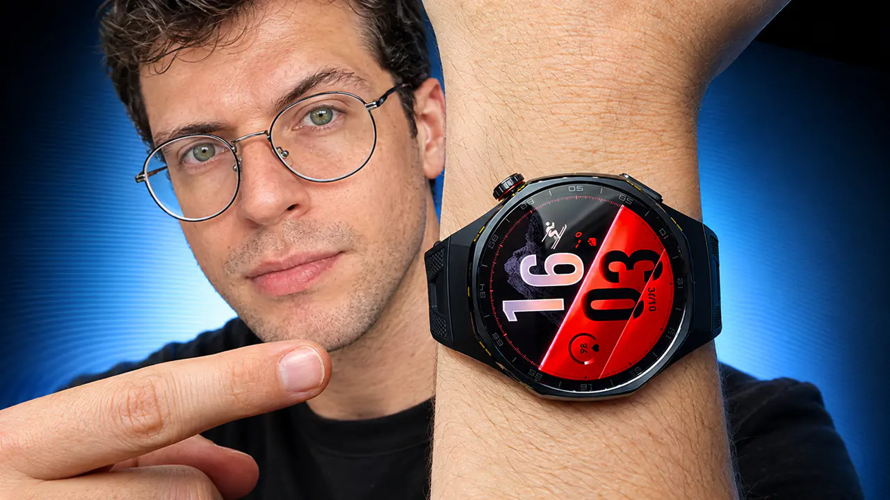 Uma pessoa com o smartwatch HUAWEI WATCH GT 7 PRO no pulso.