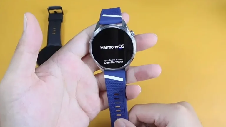 mão segurando o smartwatch HUAWEI WATCH GT 7