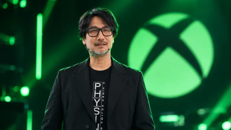Hideo Kojima em evento oficial esclarecendo rumores sobre o orçamento de PHYSINT no Xbox.