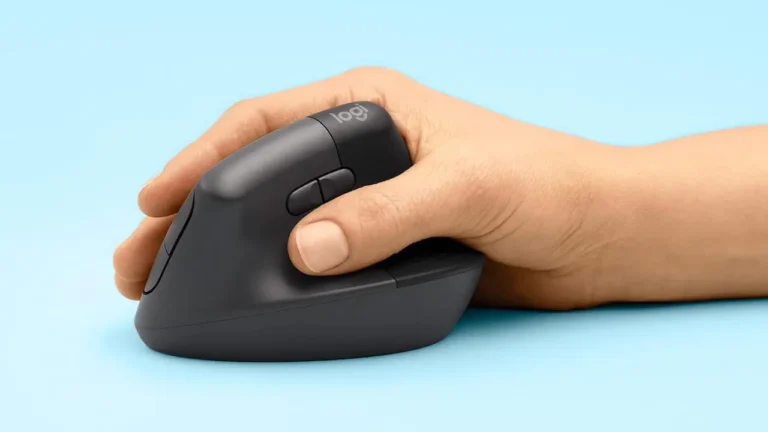 Mão segurando um mouse Vertical (mouse para tendinite)