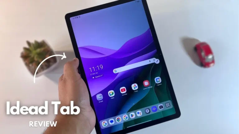 Uma pessoa segurando o Tablet Lenovo idea tab 11 sobe uma mesa branca