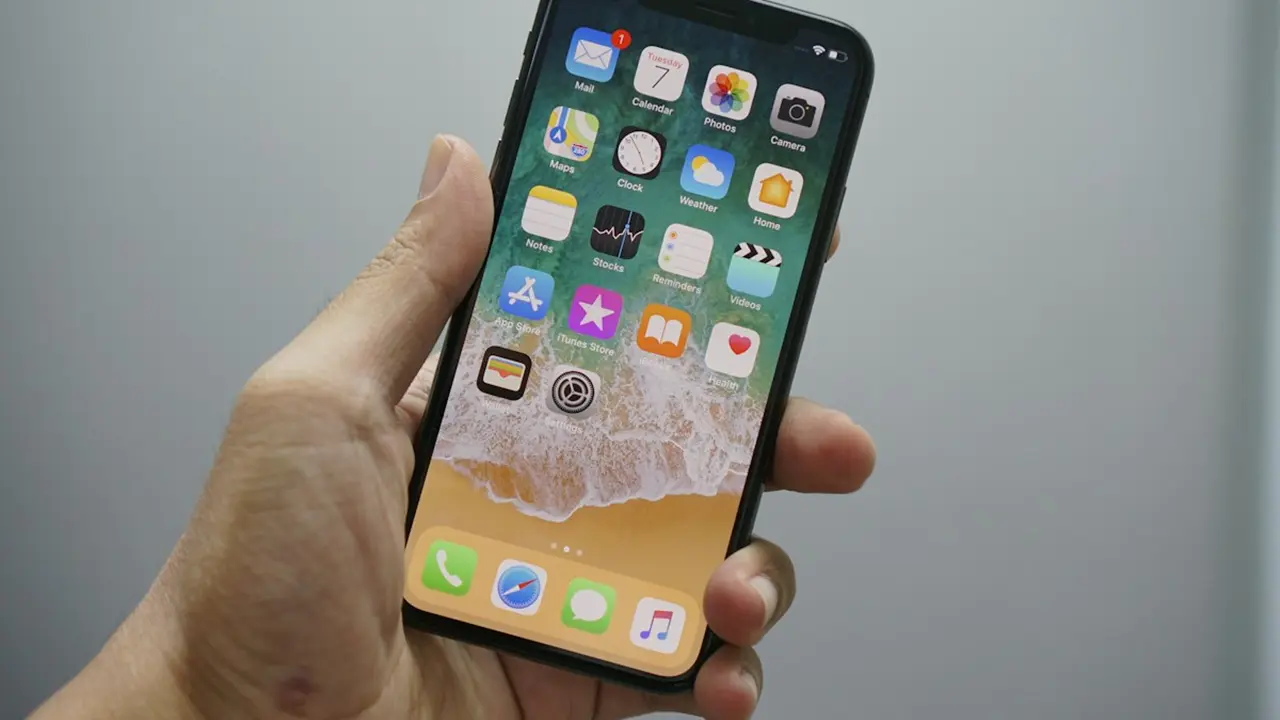 iPhone com tela de atualização do iOS 27 mostrando Siri AI e lista de aparelhos compatíveis