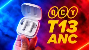 Fone QCY T13 ANC cor branco em um fundo neon azul e vermelhor