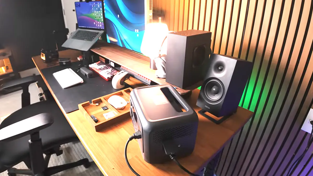 Bluetti elite 30 v2 em um setup home office.