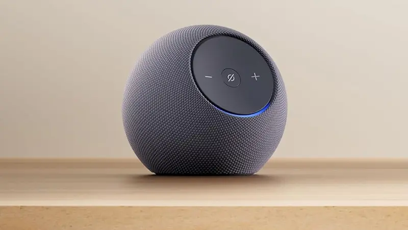 Assistente de voz Echo Dot Max sobe uma bancada de madeira.