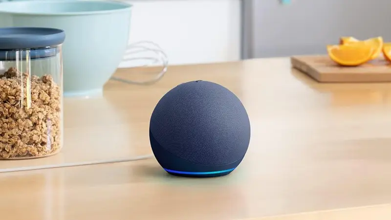 Assistente de voz Echo Dot 5 sobe uma bancada de madeira.