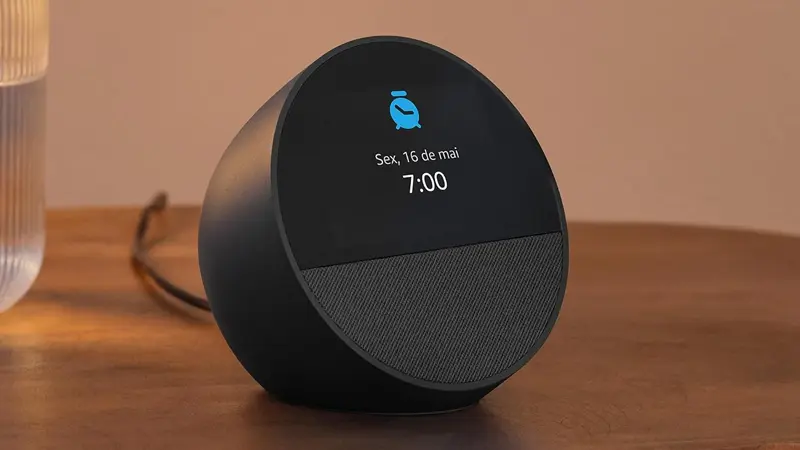 Assistente de voz Echo Spot sobe uma mesa de cabeceira.