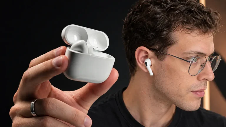 Uma pessoa usando os fones AirPods Pro 3 e sua case.