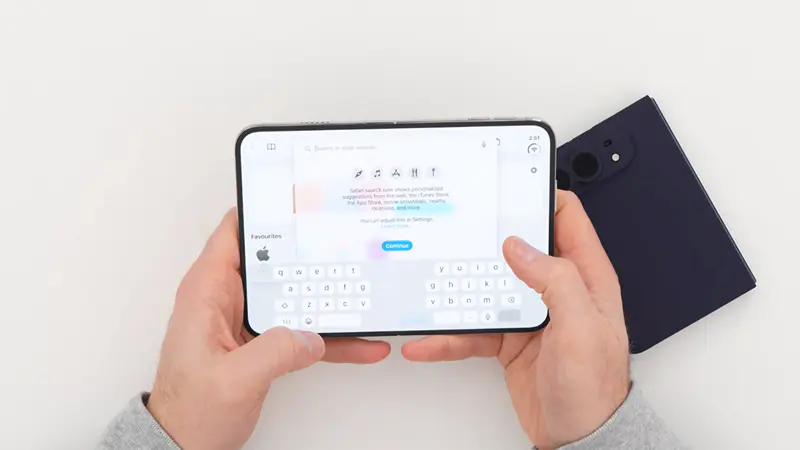 Uma pessoa segurando o iphone duo com as mãos