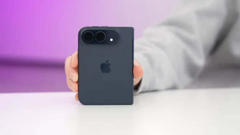Uma pessoa segurando o Apple iPhone Duo em uma bancada.