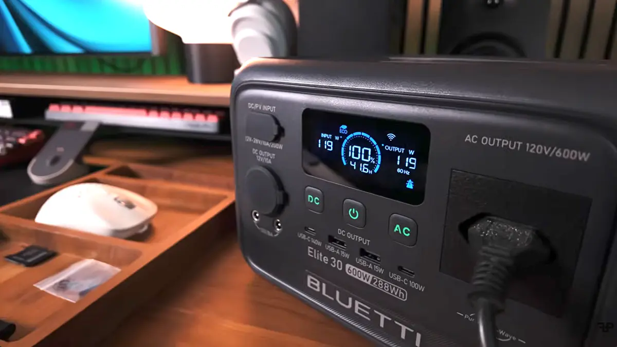 Estação de energia Bluetti 30 v2 sobe uma mesa de madeira.