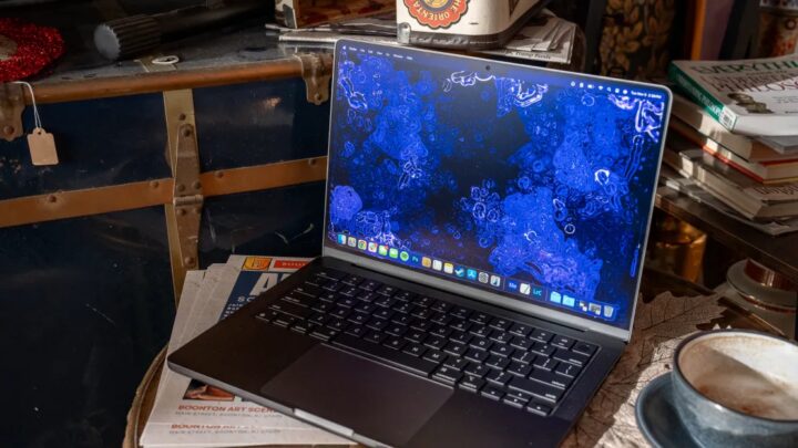 Render conceitual de um MacBook Pro com Dynamic Island na tela. Alt Text: "MacBook com tela sensível ao toque e Dynamic Island