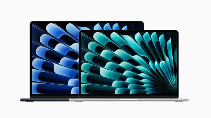 2 Laptops MacBook Air com chip M2 em um fundo branco.