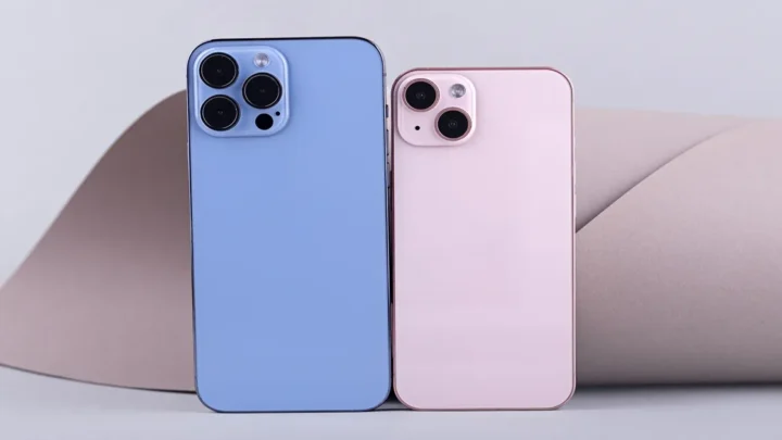Dois modelos de iphone, 15 e 14 sobe uma mesa em um fundo abstrato. Apple e o fiasco da Siri