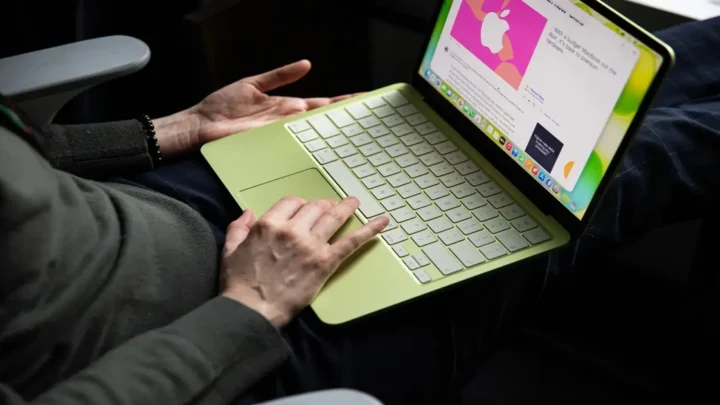 MacBook Neo da Apple ao lado de laptops da Asus e Dell. Alt Text: "MacBook Neo da Apple desafia fabricantes de PC