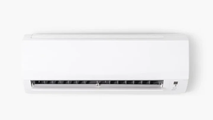 Ar-condicionado smart em um fundo branco.