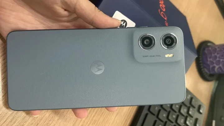 Smartphone Motorola Modelo Moto g05 cor cinza.