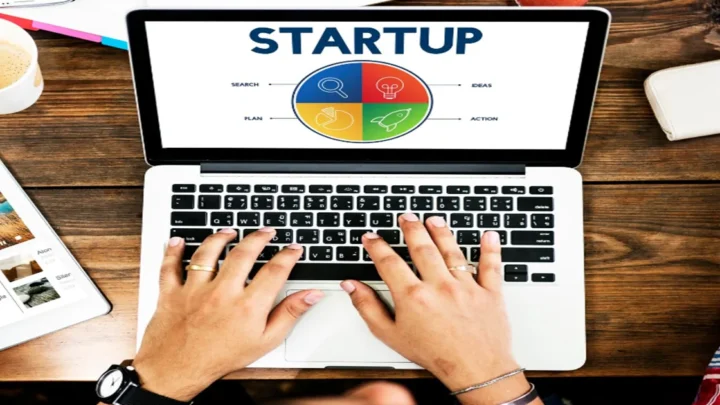 um laptop com criar uma startup do zero escrito na tela