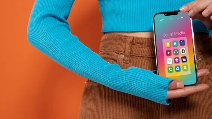 Uma pessoa segurando um smartphone exibindo tela de bloqueio