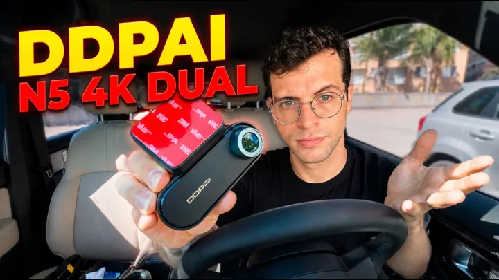 Uma pessoa segurando a câmera veicular DDPAI N5 4K Dual na mão