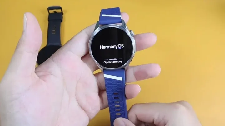 mão segurando o smartwatch HUAWEI WATCH GT 7
