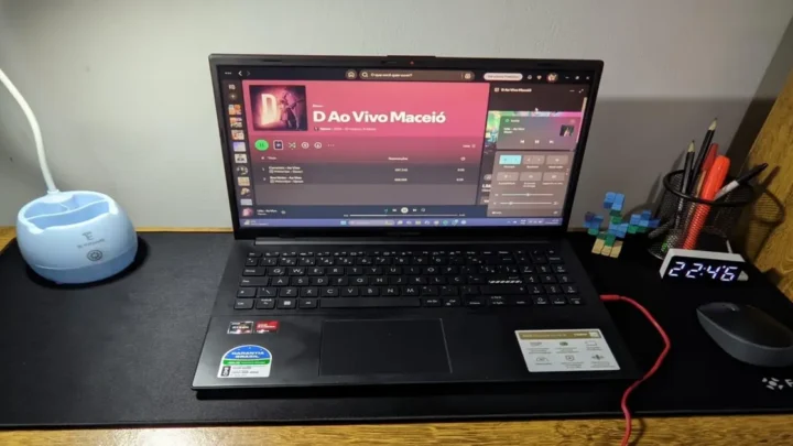ASUS VivoBook Go 15 aberto em 180 graus sobre mesa mostrando tela antirreflexo e teclado chiclet - Resenha ASUS 2026