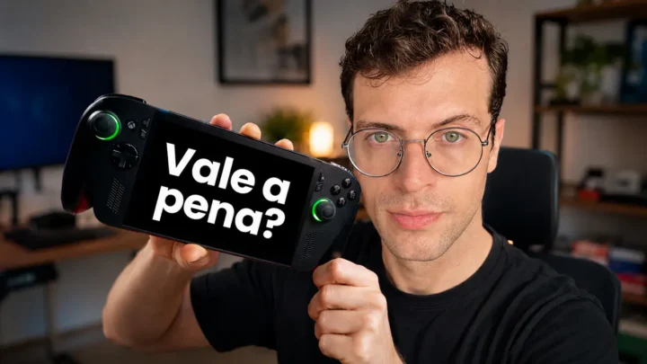 Uma pessoa segurando o Rog Xbox Ally X 7 com as mãos