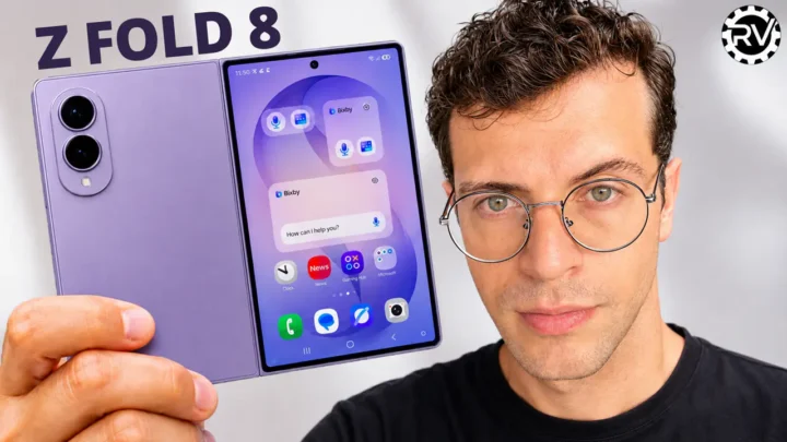 uma pessoa segurando o Samsung z fold 8 na mão